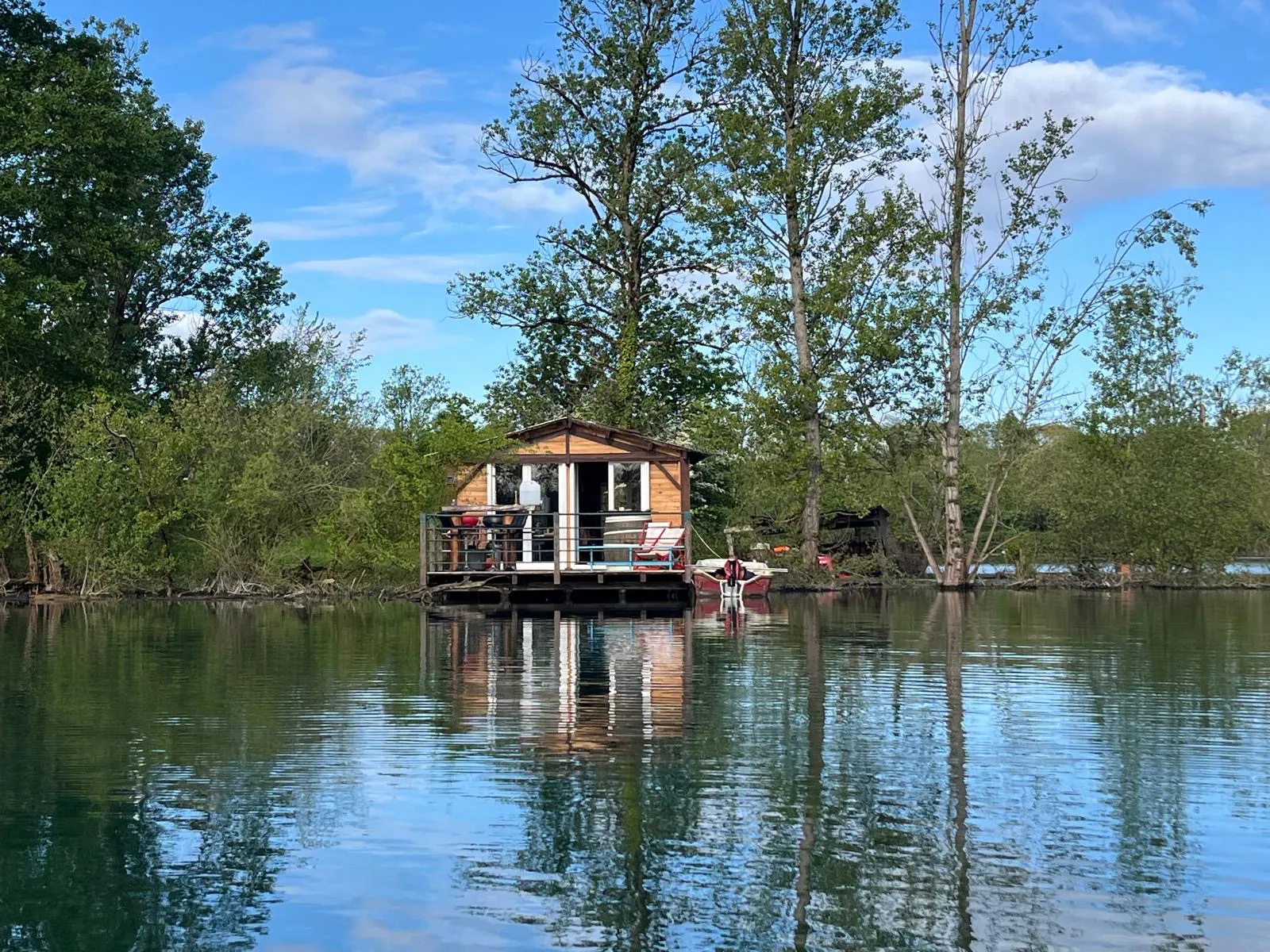 Rental lake of 49.42 ac private with a cabin suspended in the Landes - never open to the public