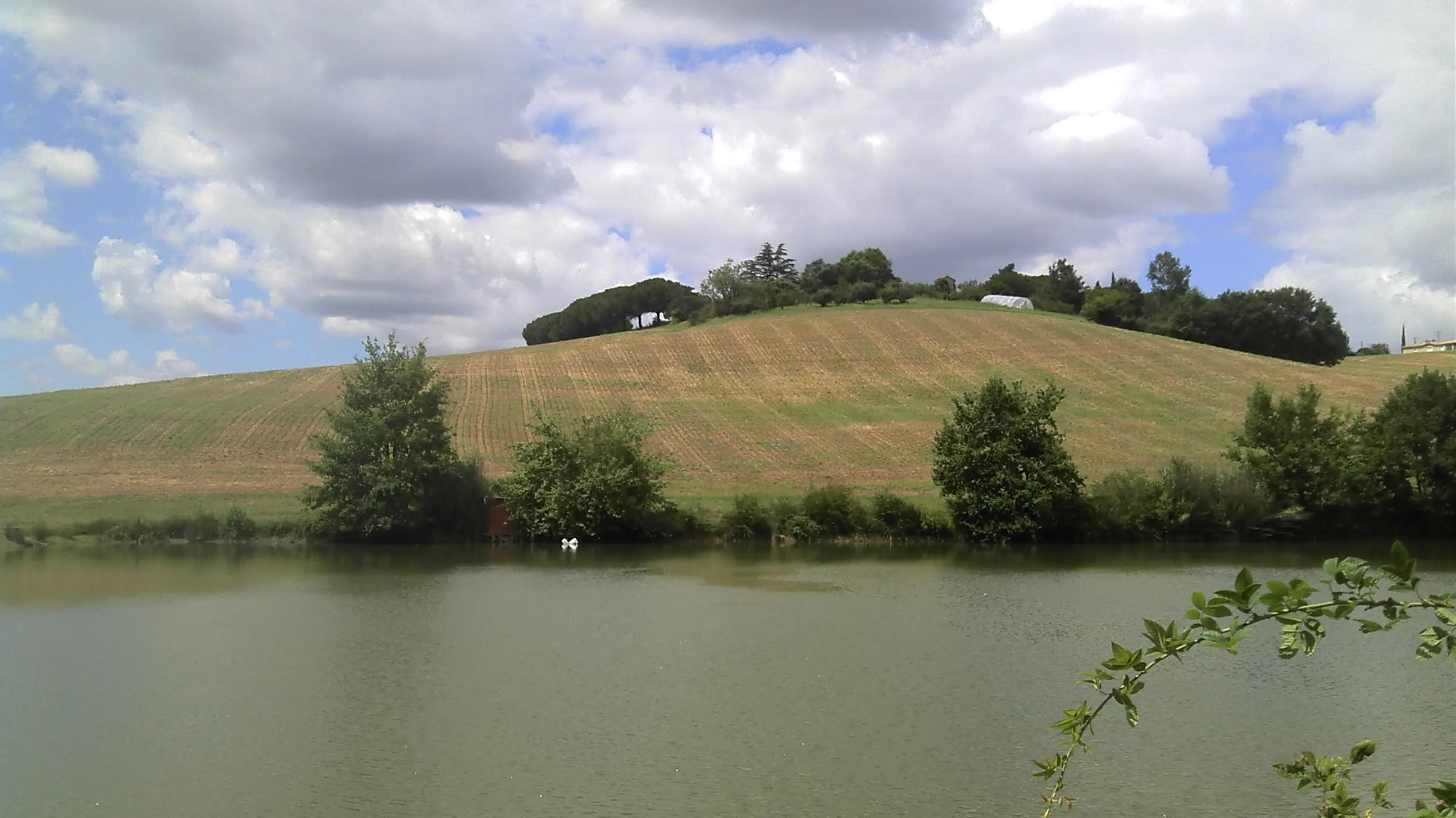 Pêche sur lac sauvage entièrement privatisé avec gîte de caractère à proximité de Montauban
