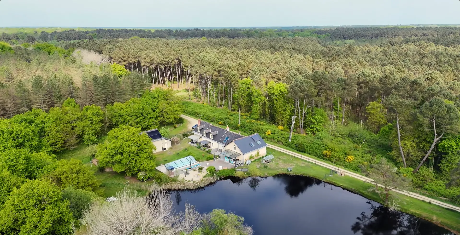 Pêche nature sur étang sauvage privatisé de 3 000 m² avec gîte au cœur de la Touraine