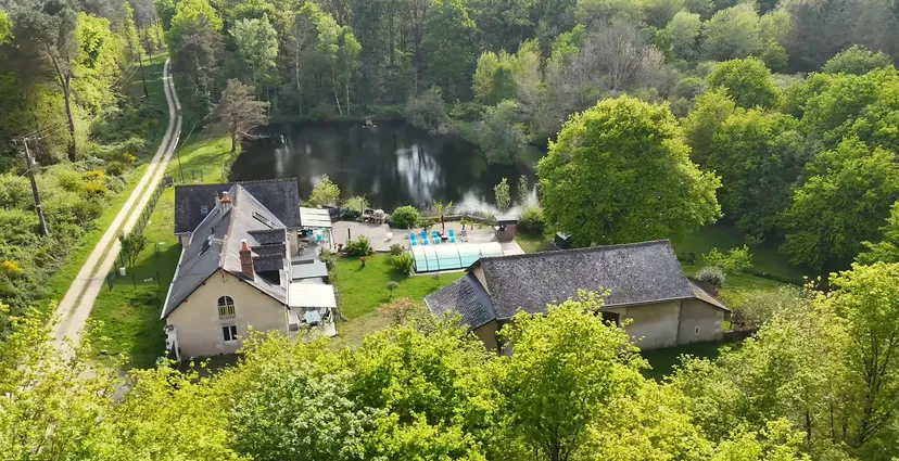 Pêche sur étang sauvage de 3 000 m² et logement en chambre d'hôte à 30 min de Tours