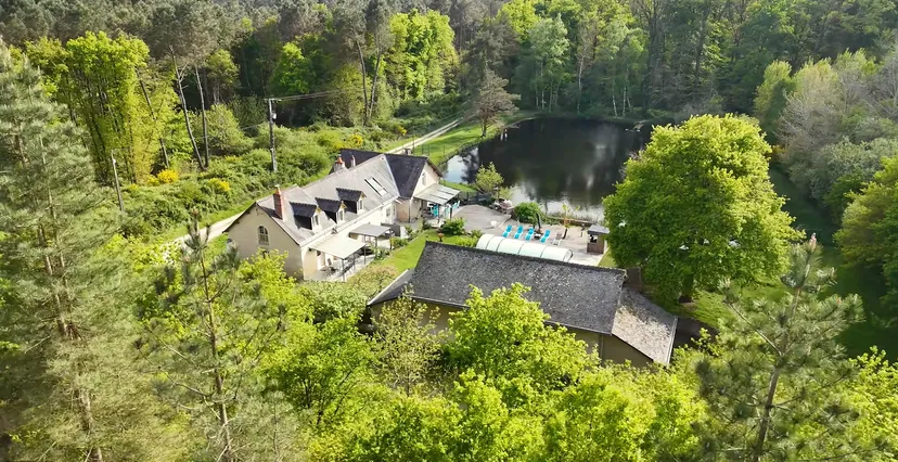 Pêche sur étang sauvage de 3 000 m² et logement en chambre d'hôte à 30 min de Tours