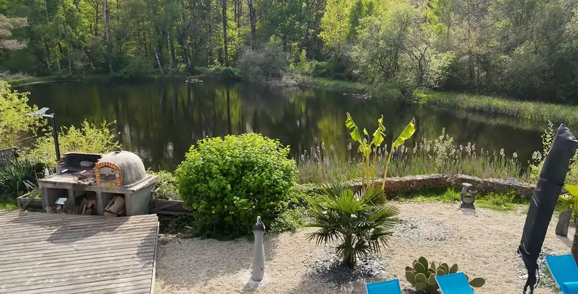 Pêche sur étang sauvage de 3 000 m² et logement en chambre d'hôte à 30 min de Tours