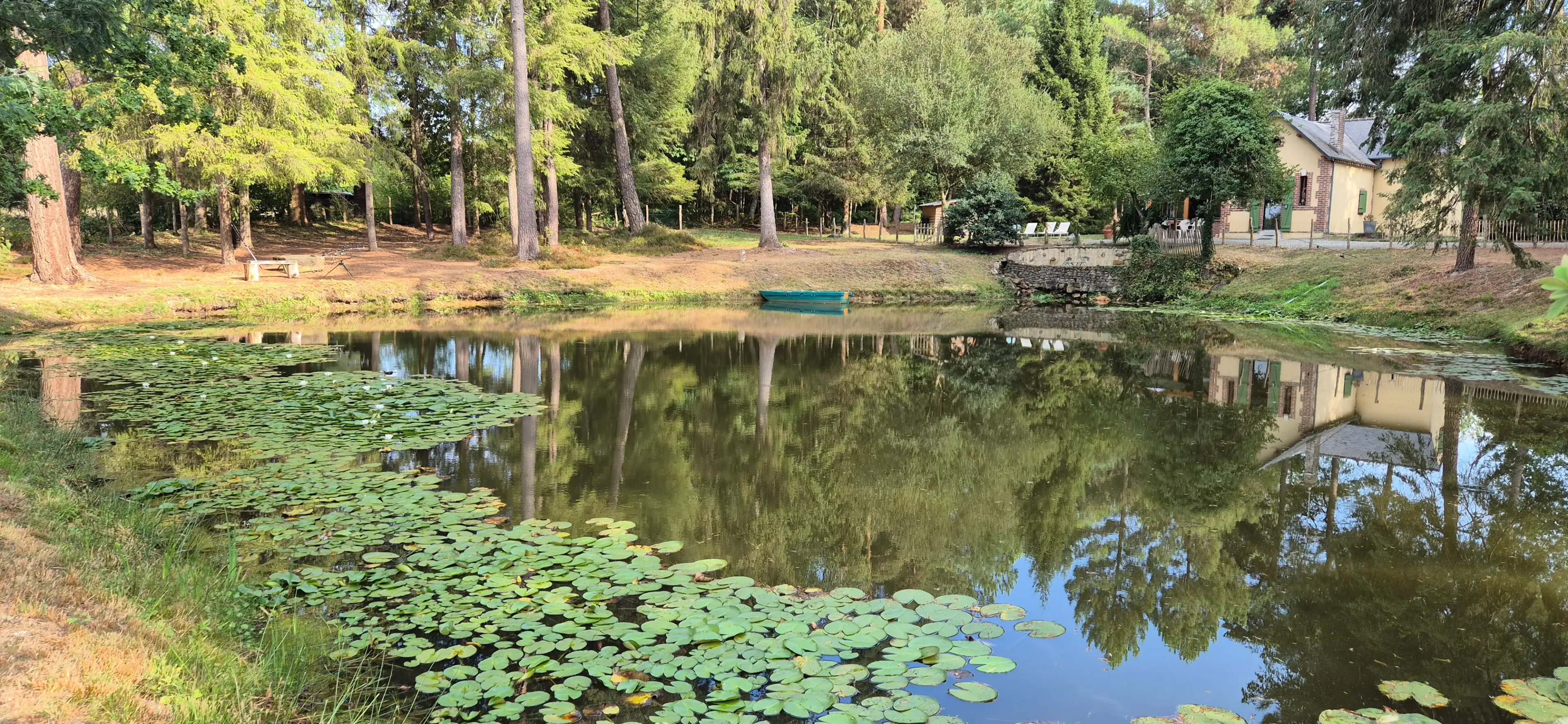 Maison tout confort avec étang privé en lisière de forêt