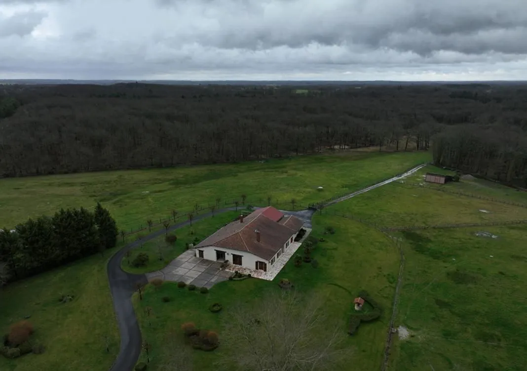 Maison confortable sur une propriété de 80ha avec 4ha d'étang privé