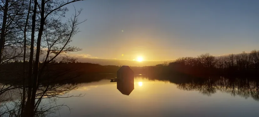 Etang de 51.89 ac with a floating cabin, boat access on the estate, fishing in Brittany