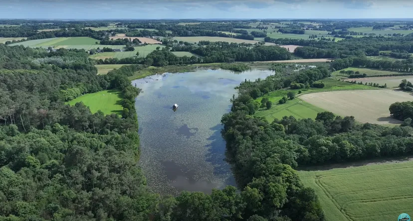 Etang de 51.89 ac with a floating cabin, boat access on the estate, fishing in Brittany