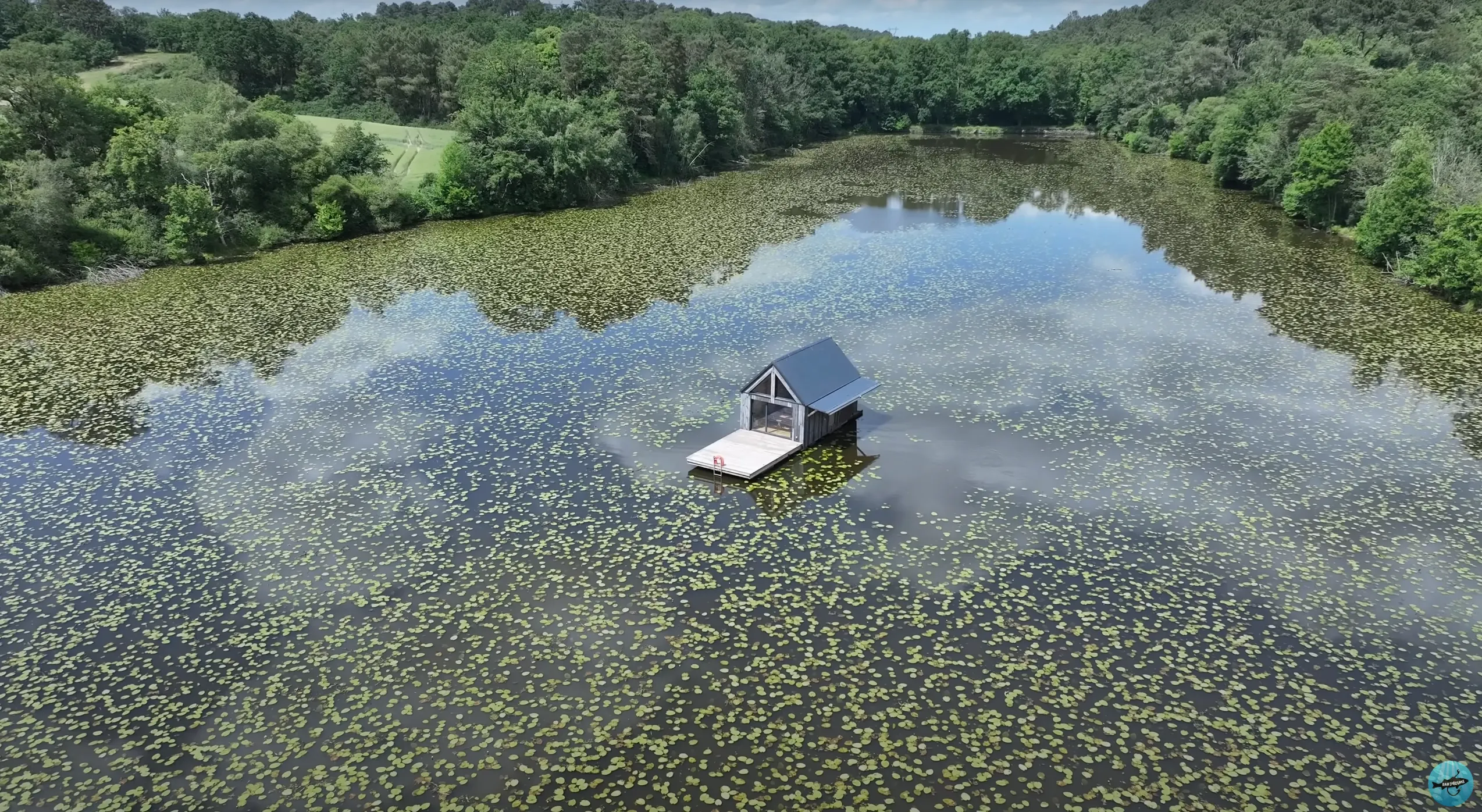 Etang de 21ha avec une cabane flottante, accès en barque sur le domaine, pêche en Bretagne