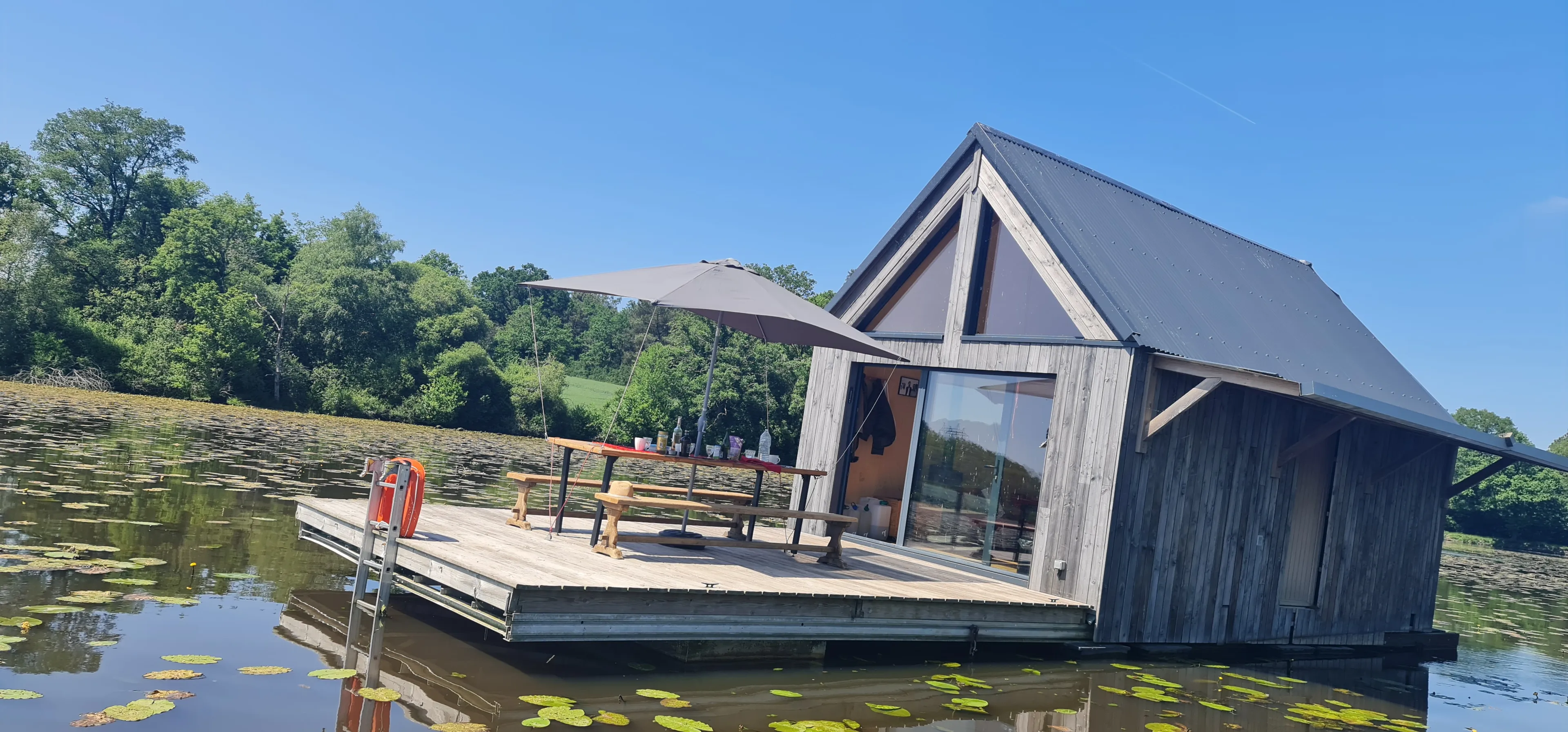 Etang de 21ha avec une cabane flottante, accès en barque sur le domaine, pêche en Bretagne