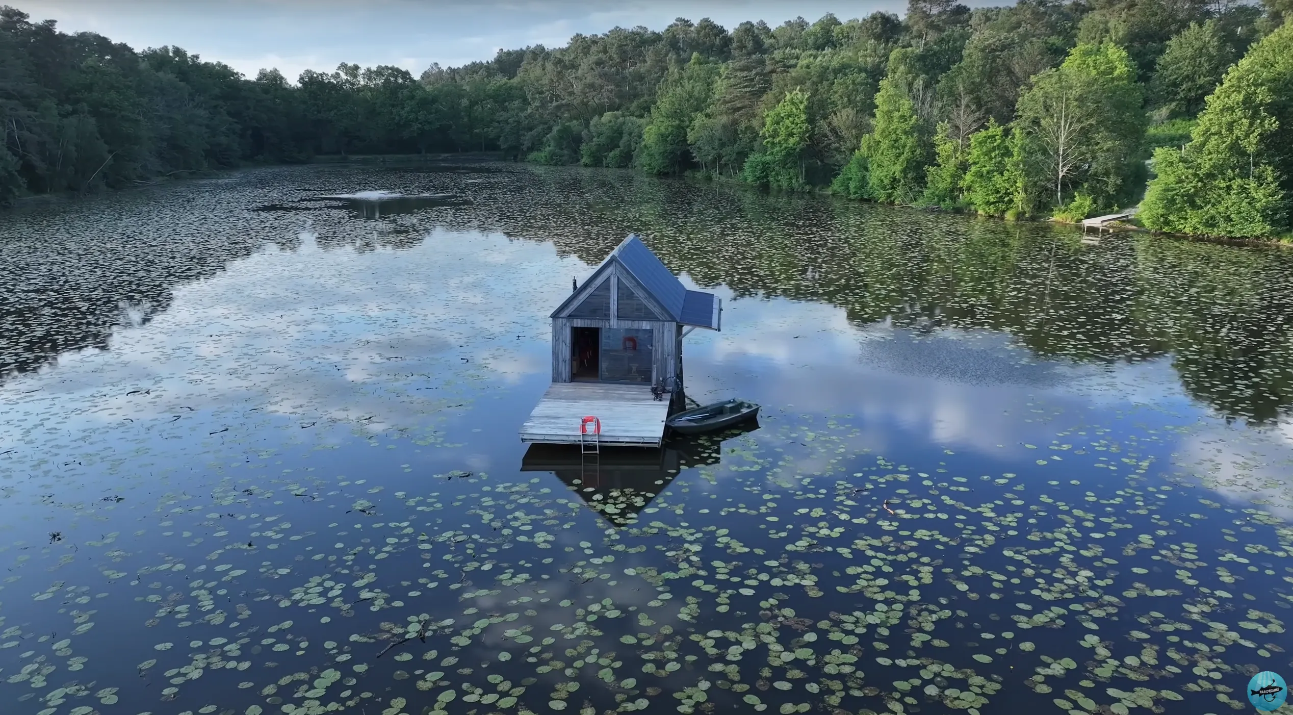Etang de 21ha avec une cabane flottante, accès en barque sur le domaine, pêche en Bretagne