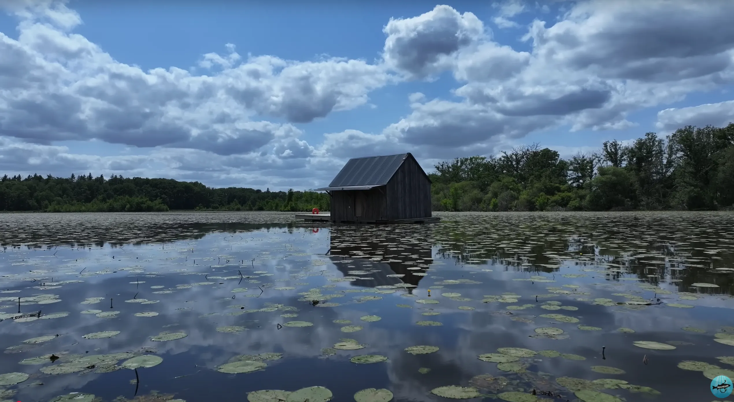 Etang de 21ha avec une cabane flottante, accès en barque sur le domaine, pêche en Bretagne