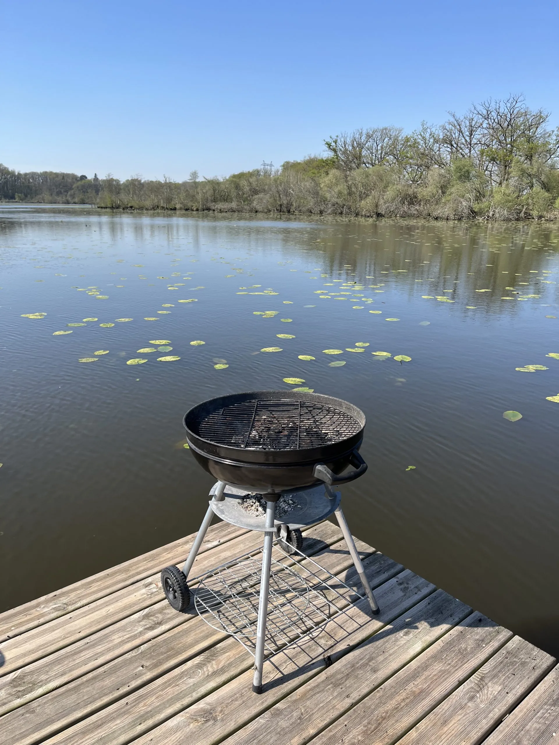Etang de 21ha avec une cabane flottante, accès en barque sur le domaine, pêche en Bretagne