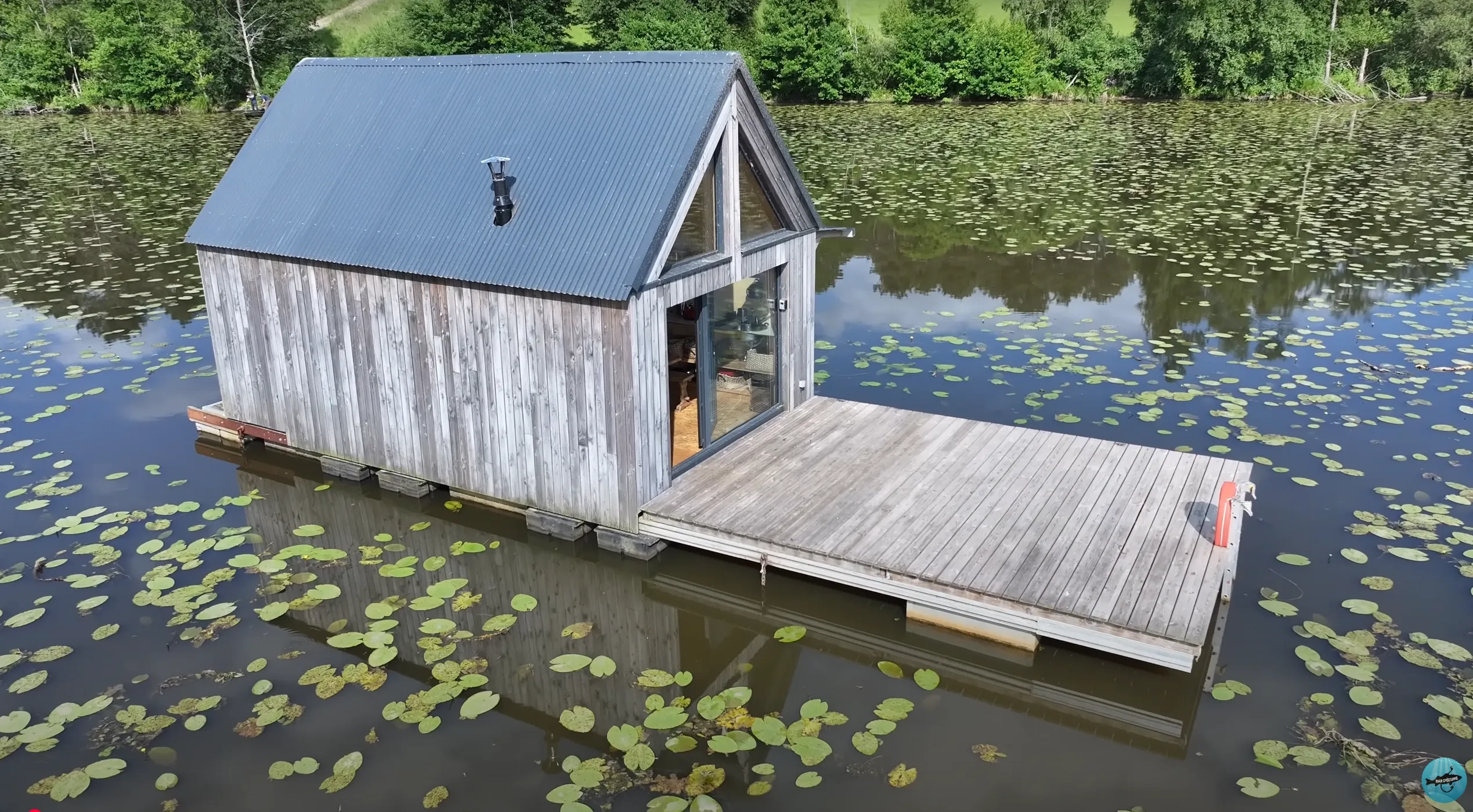 Etang de 21ha avec une cabane flottante, accès en barque sur le domaine, pêche en Bretagne