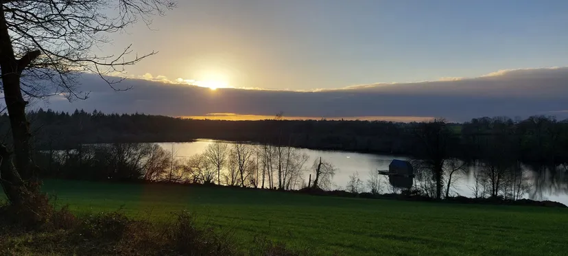 Etang de 51.89 ac with a floating cabin, boat access on the estate, fishing in Brittany