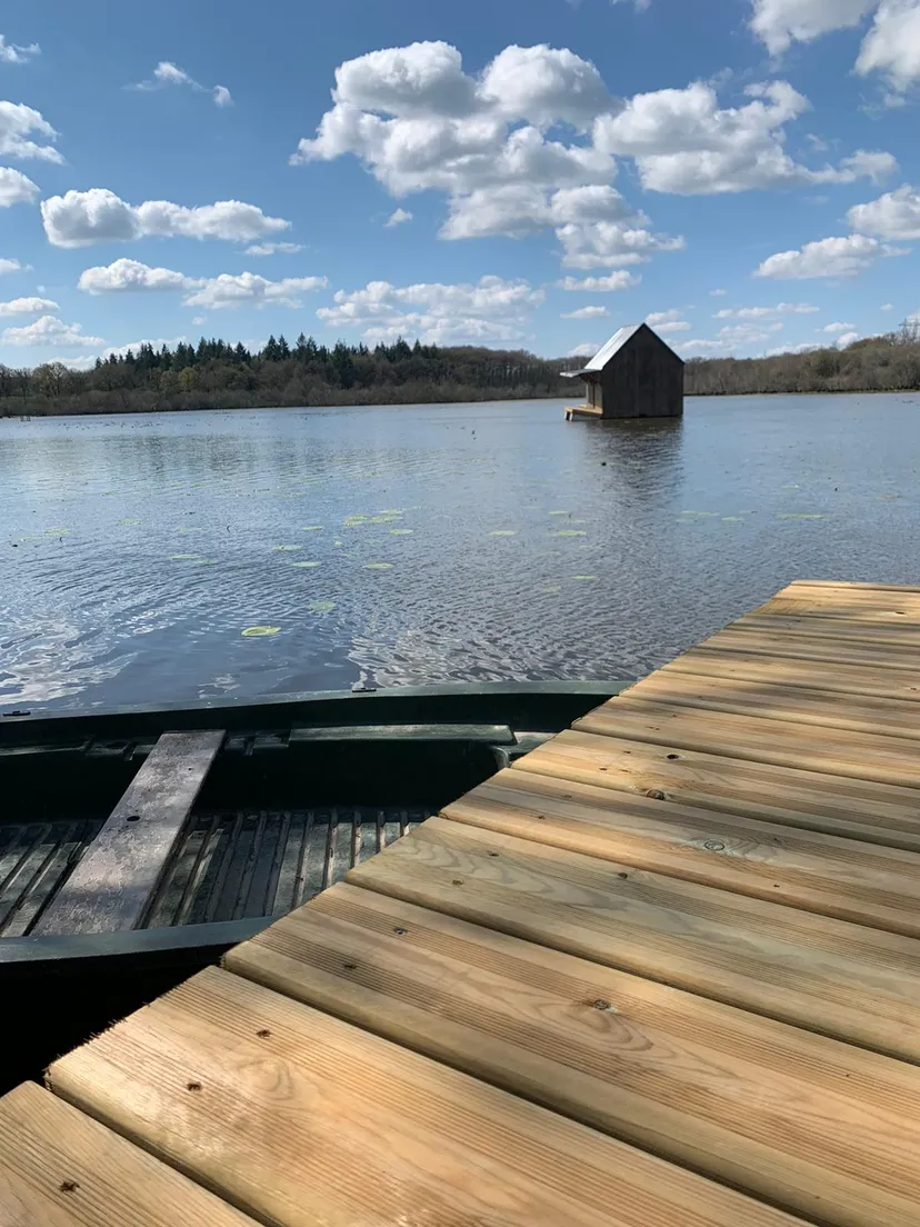Etang de 51.89 ac with a floating cabin, boat access on the estate, fishing in Brittany