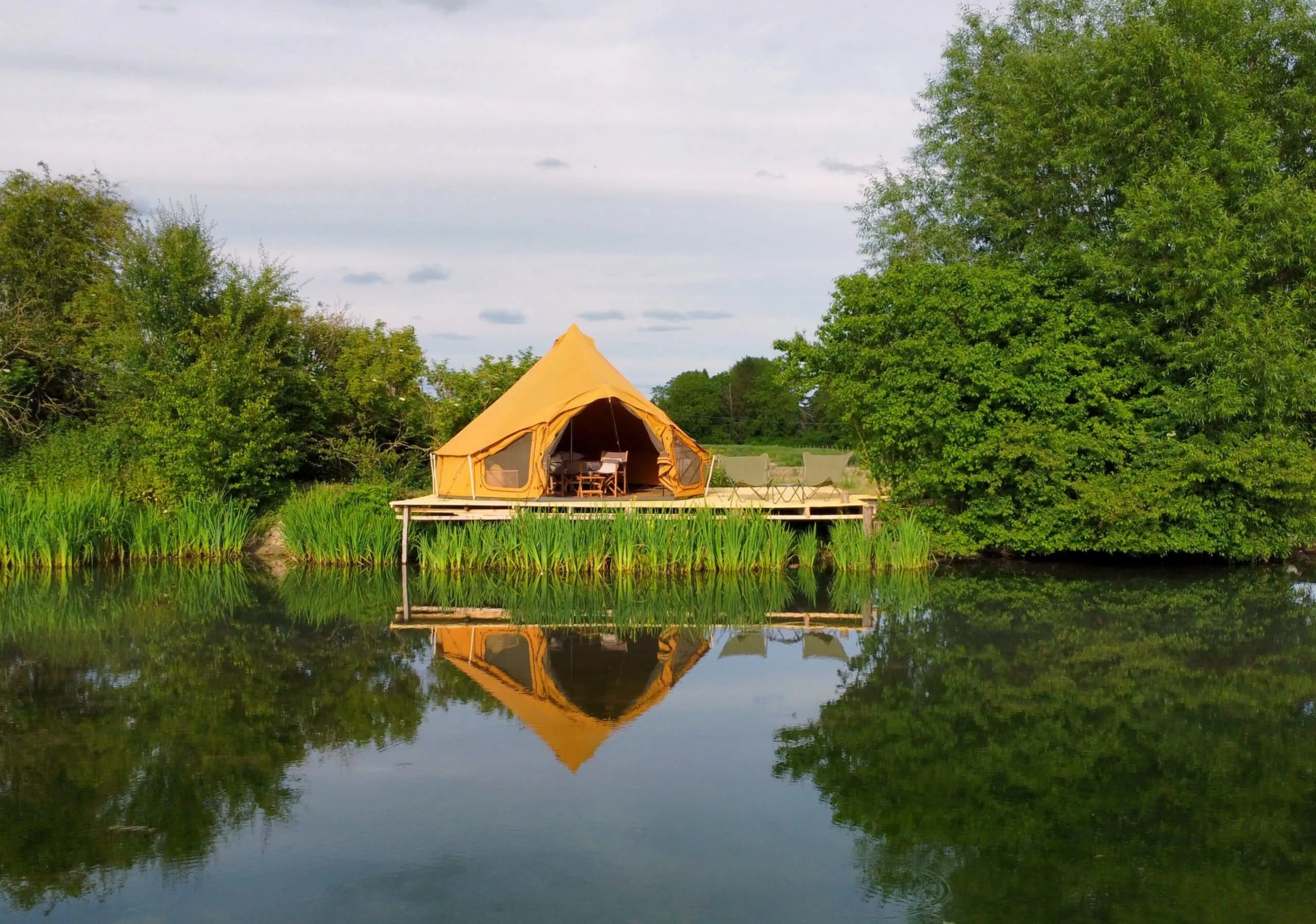 Etang avec 2 tentes 4 couchages de glamping