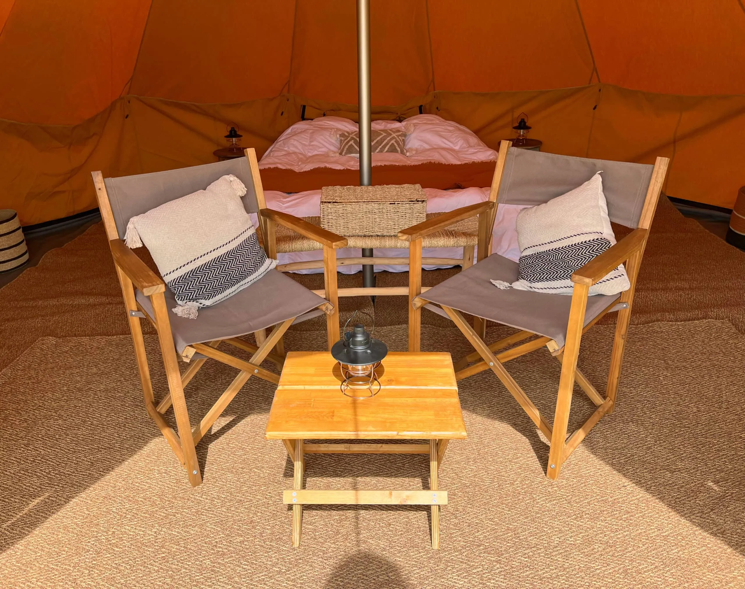 Etang avec 2 tentes 4 couchages de glamping