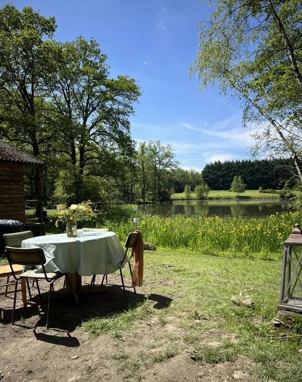 Location vacances à côté de Nantes, chalet 4 personnes au bord d'un étang privé avec des animaux