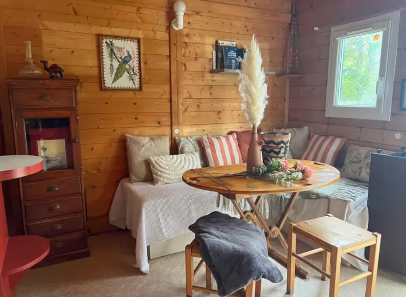 Location vacances à côté de Nantes, chalet 4 personnes au bord d'un étang privé avec des animaux