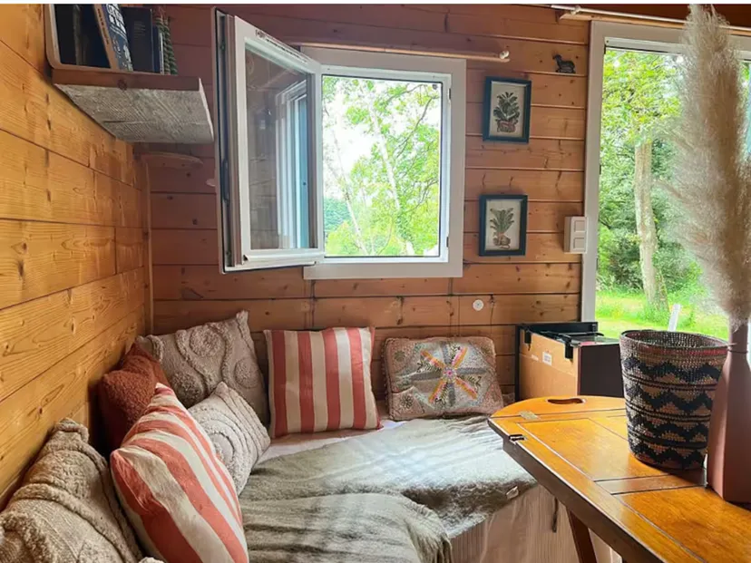 Location vacances à côté de Nantes, chalet 4 personnes au bord d'un étang privé avec des animaux