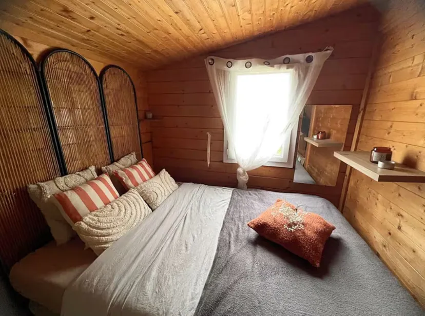Location vacances à côté de Nantes, chalet 4 personnes au bord d'un étang privé avec des animaux
