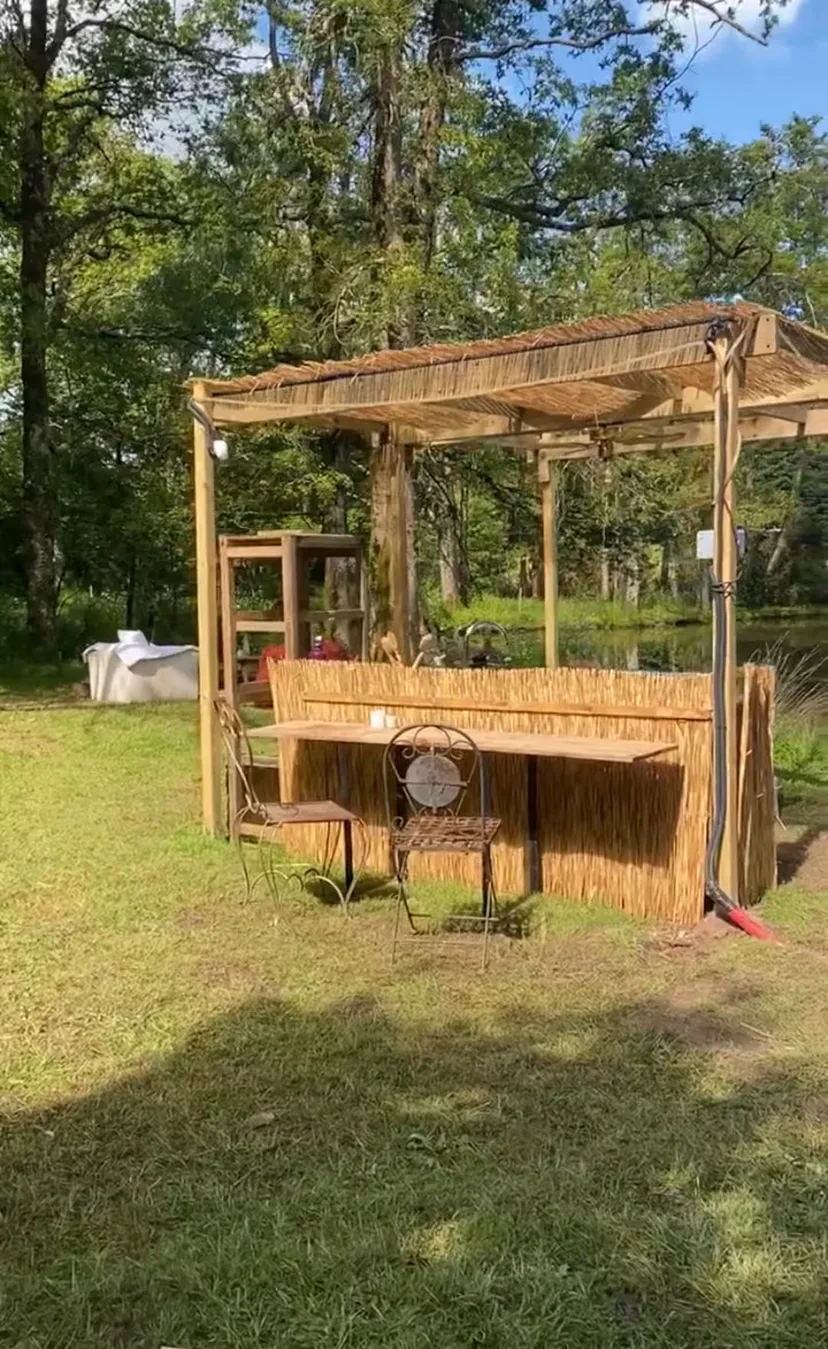 Location vacances à côté de Nantes, chalet 4 personnes au bord d'un étang privé avec des animaux
