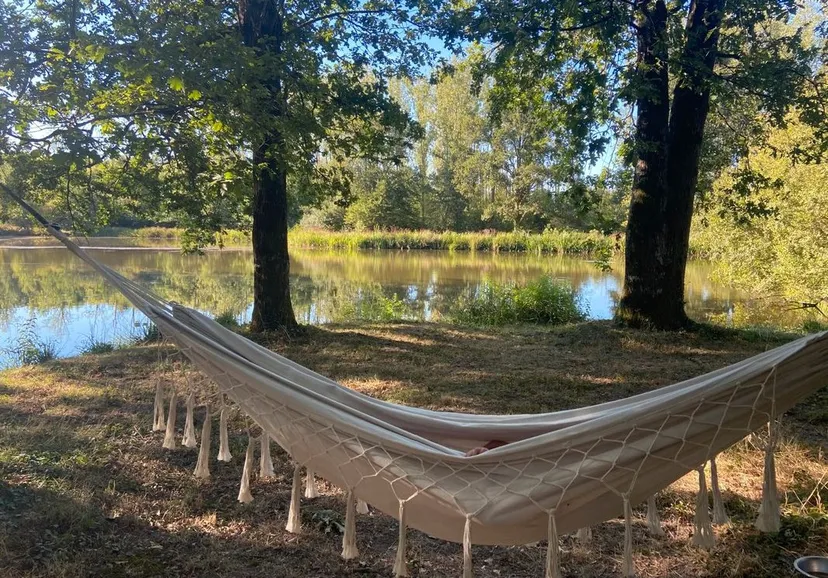 Location vacances à côté de Nantes, chalet 4 personnes au bord d'un étang privé avec des animaux