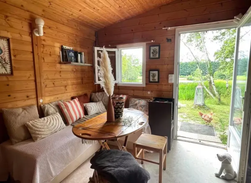 Location vacances à côté de Nantes, chalet 4 personnes au bord d'un étang privé avec des animaux