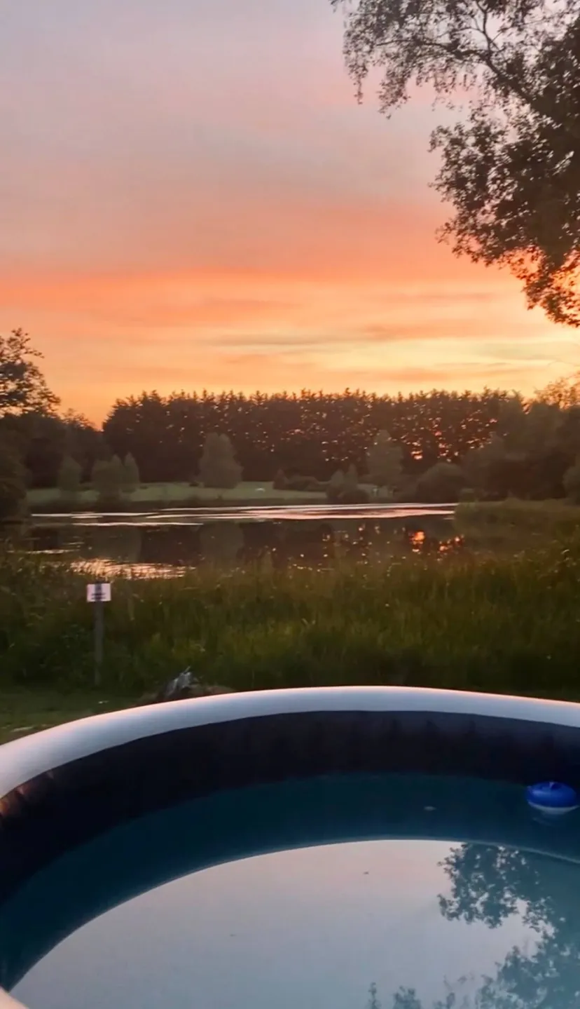 Location vacances à côté de Nantes, chalet 4 personnes au bord d'un étang privé avec des animaux
