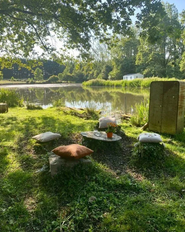 Location vacances à côté de Nantes, chalet 4 personnes au bord d'un étang privé avec des animaux