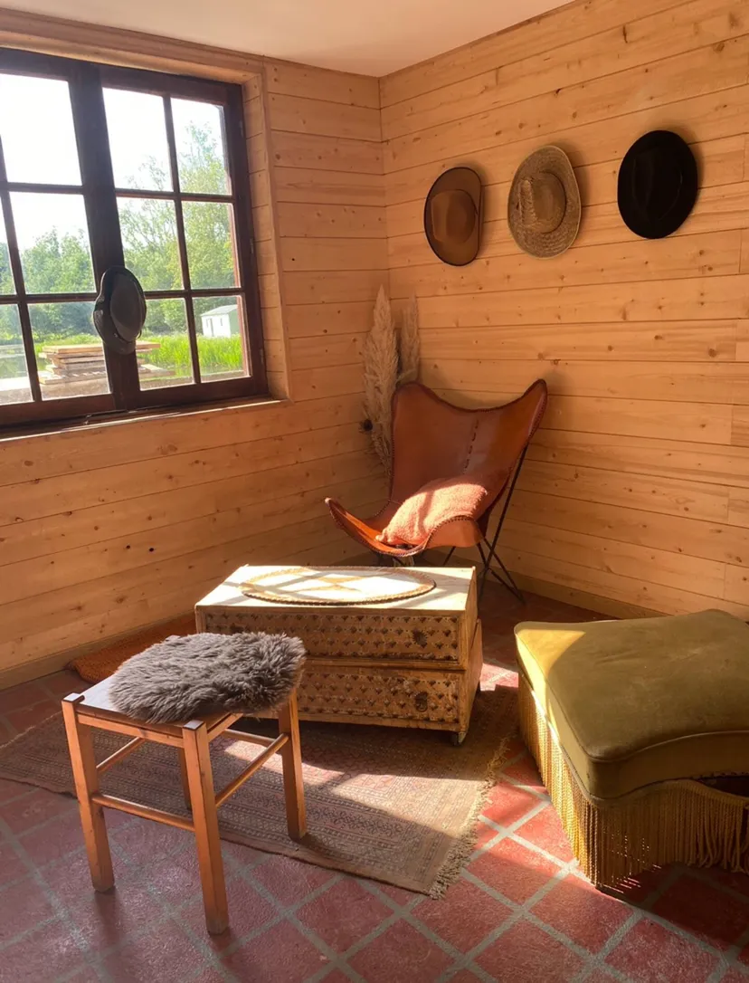 Location vacances à côté de Nantes, chalet 4 personnes au bord d'un étang privé avec des animaux