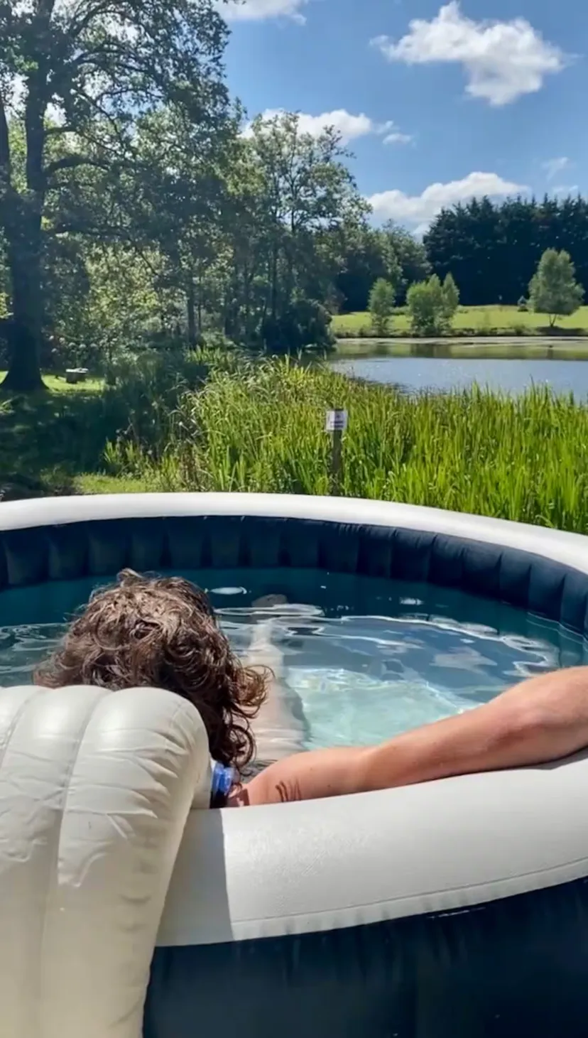 Location vacances à côté de Nantes, chalet 4 personnes au bord d'un étang privé avec des animaux