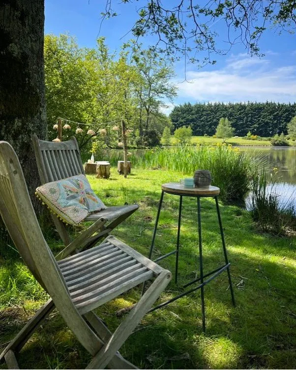 Location vacances à côté de Nantes, chalet 4 personnes au bord d'un étang privé avec des animaux