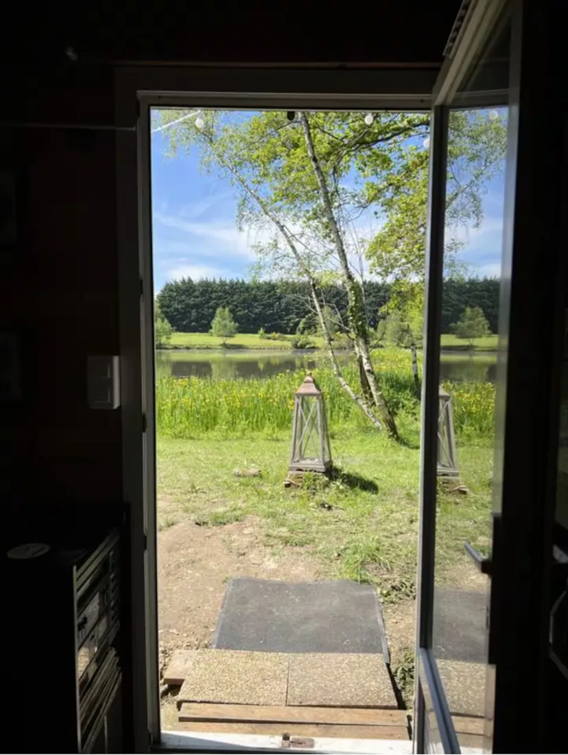 Location vacances à côté de Nantes, chalet 4 personnes au bord d'un étang privé avec des animaux