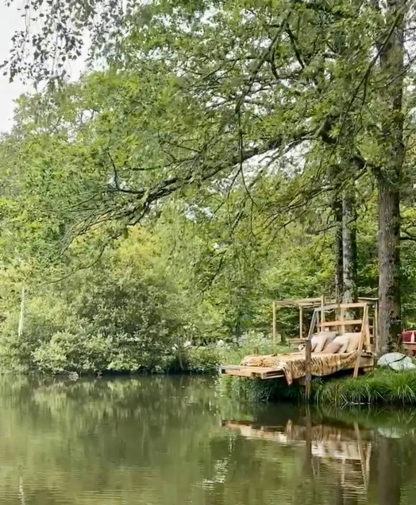 Location vacances à côté de Nantes, chalet 4 personnes au bord d'un étang privé avec des animaux