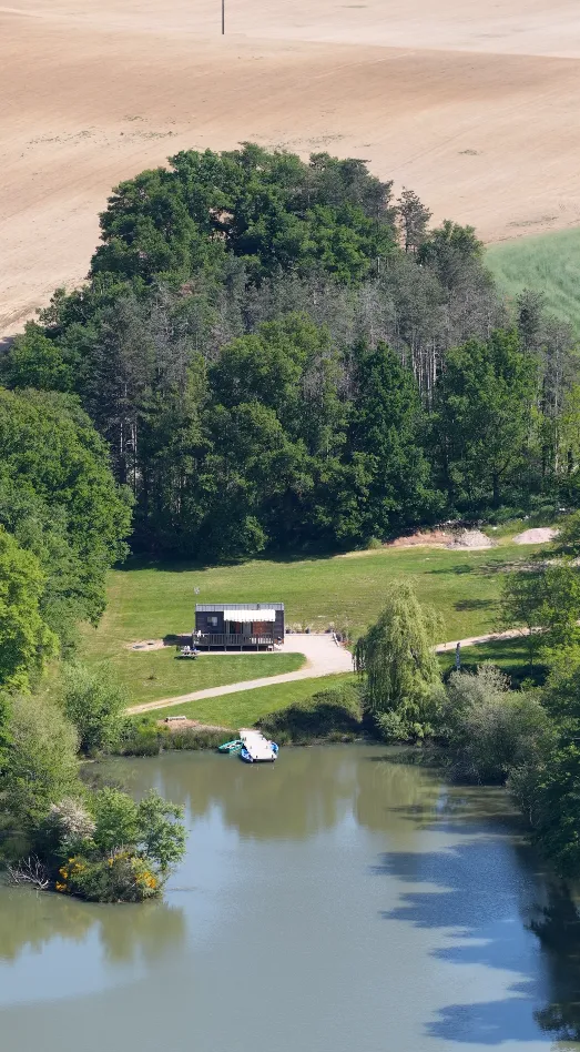 Mobil home sur une propriété de 12ha avec deux étangs de 3.5ha en Bourgogne