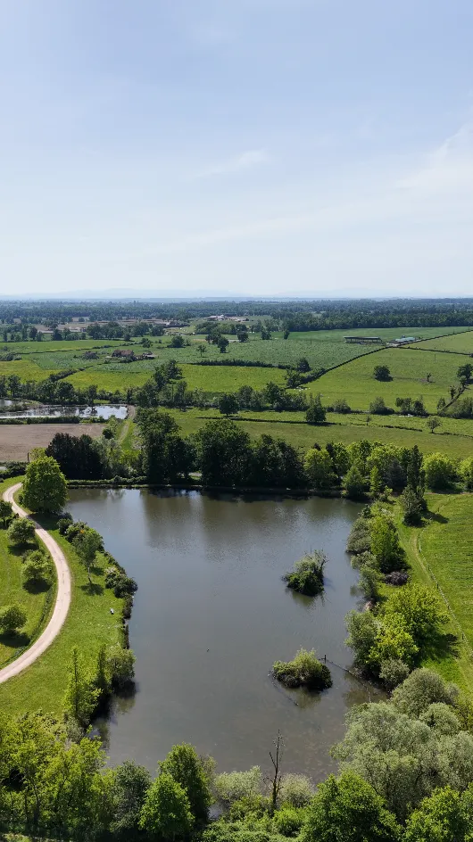 Mobil home sur une propriété de 12ha avec deux étangs de 3.5ha en Bourgogne