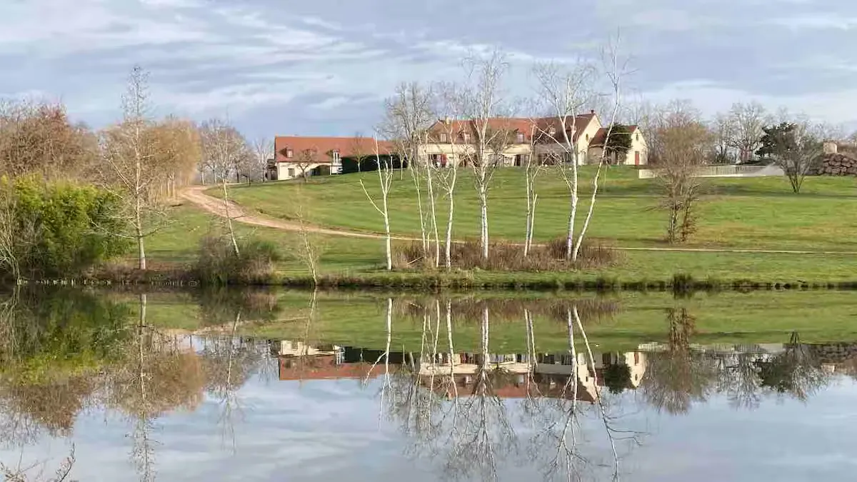 Maison de famille au bord de deux étangs de 3.5ha en Bourgogne