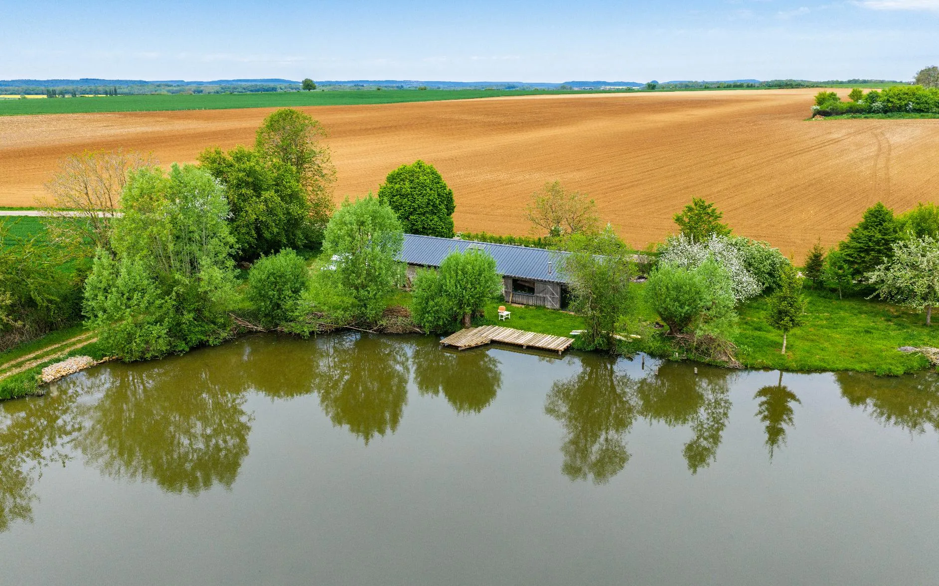 Location étang de 9ha avec une cabane de pêcheur en Haute-Marne