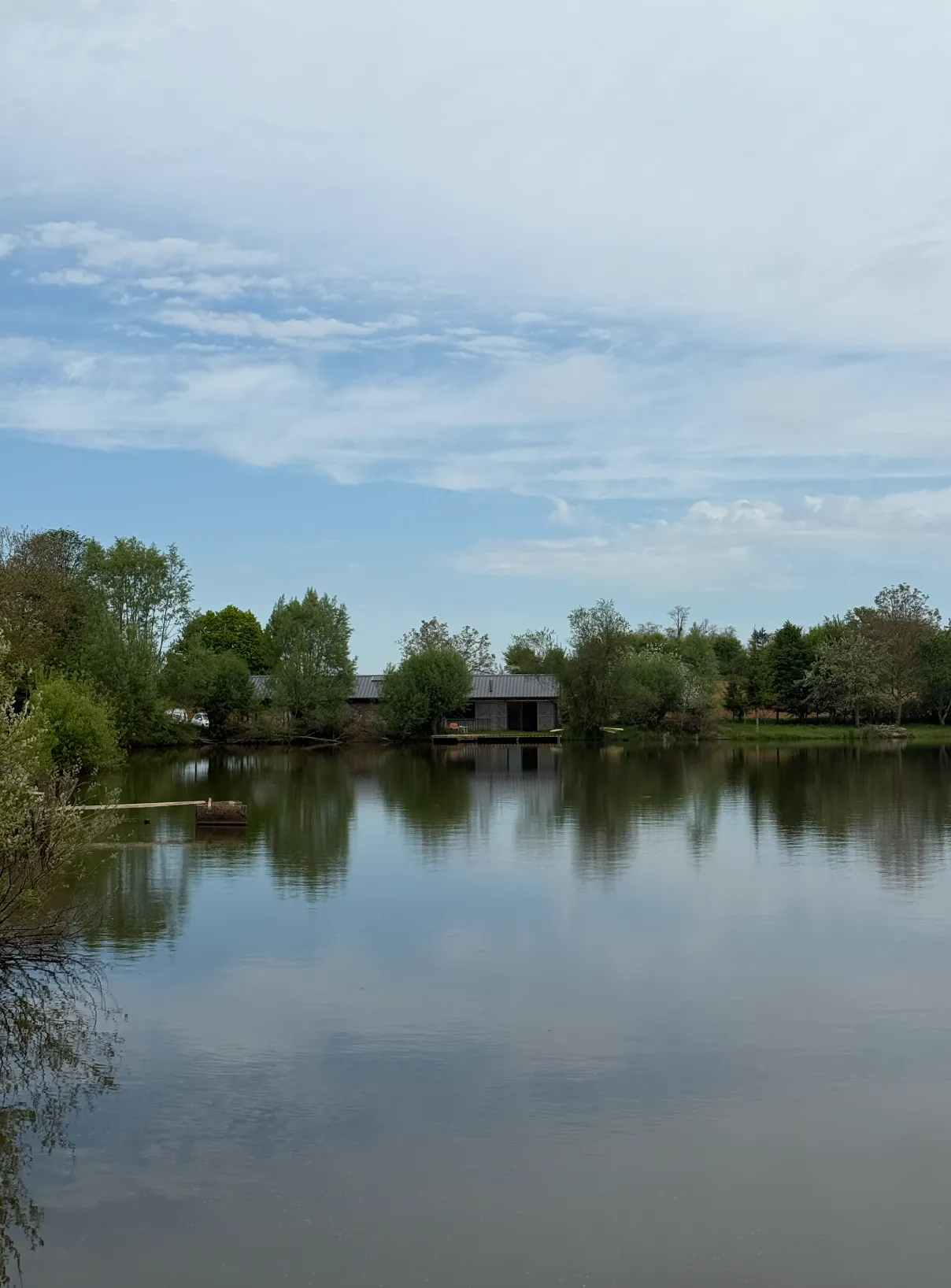Location étang de 9ha avec une cabane de pêcheur en Haute-Marne