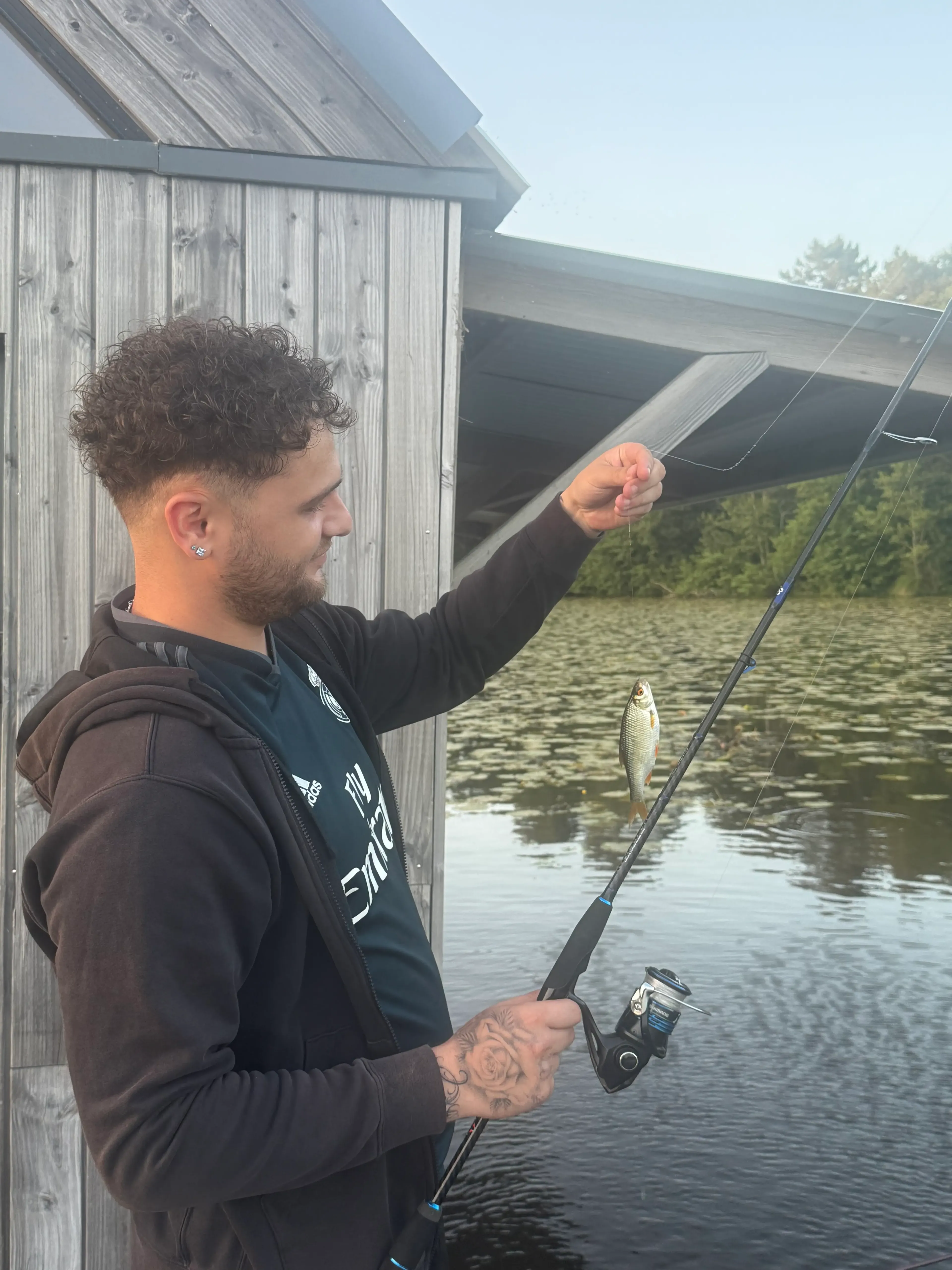 Etang de 21ha avec une cabane flottante, accès en barque sur le domaine, pêche en Bretagne