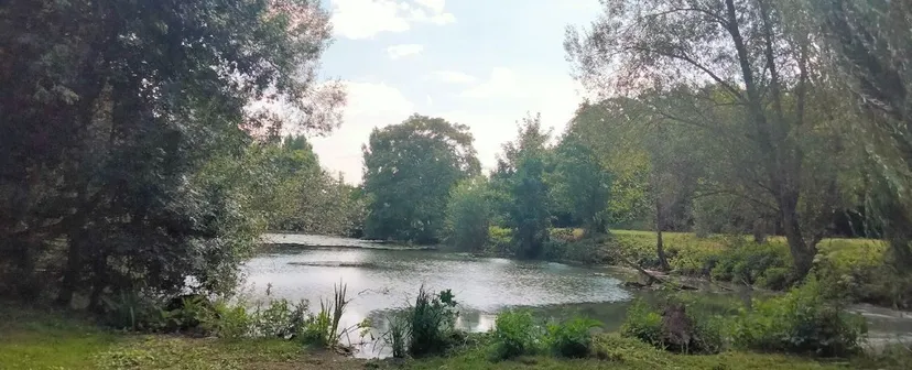 Chambres d’hôtes au bord de la rivière avec un étang privé