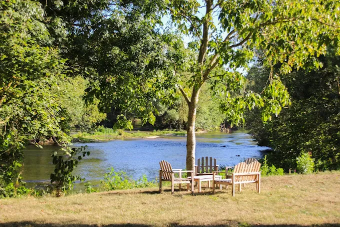 Chambres d’hôtes au bord de la rivière avec un étang privé
