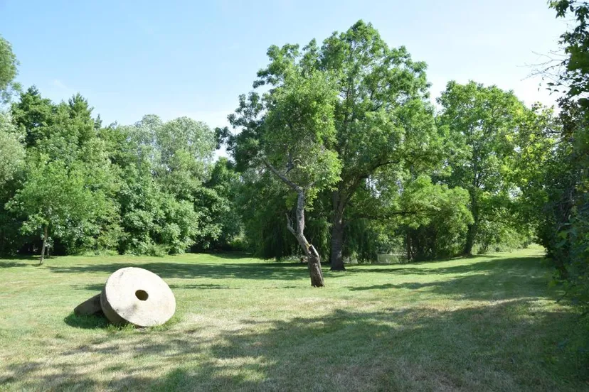 Chambres d’hôtes au bord de la rivière avec un étang privé