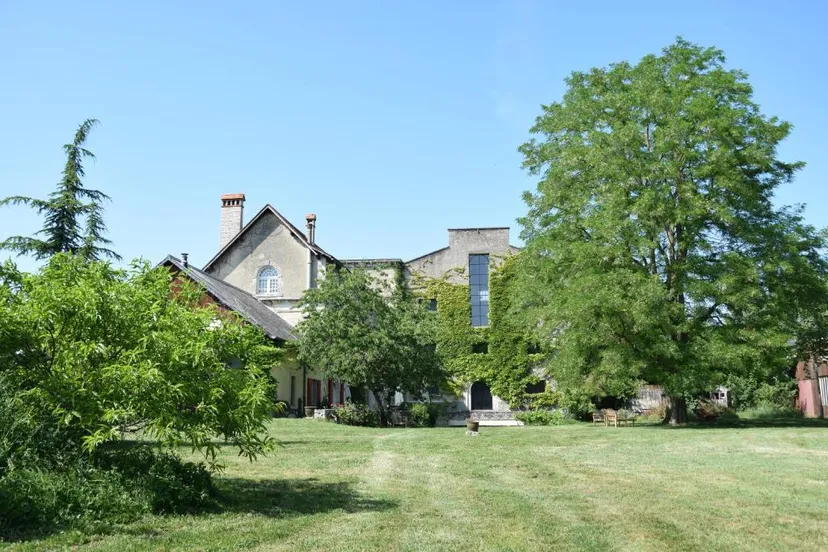 Chambres d’hôtes au bord de la rivière avec un étang privé
