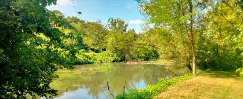 Chambres d’hôtes au bord de la rivière avec un étang privé