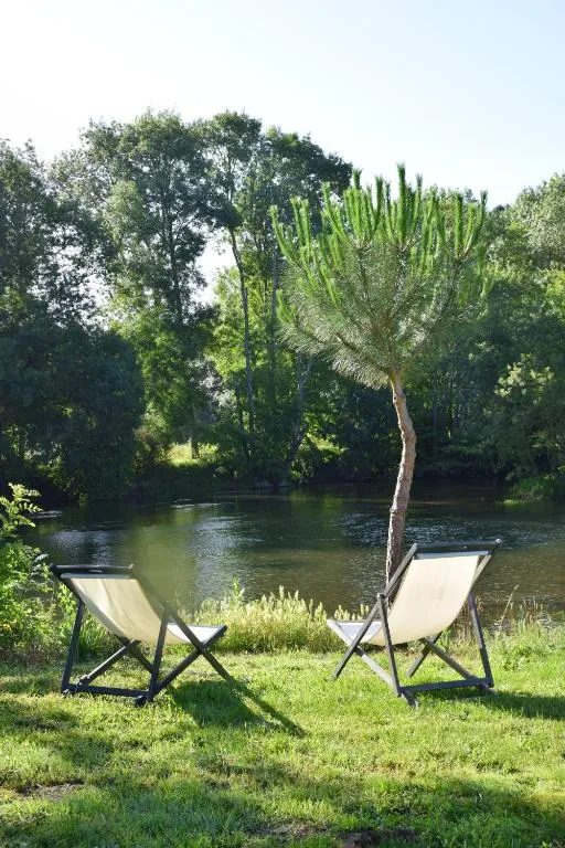 Chambres d’hôtes au bord de la rivière avec un étang privé