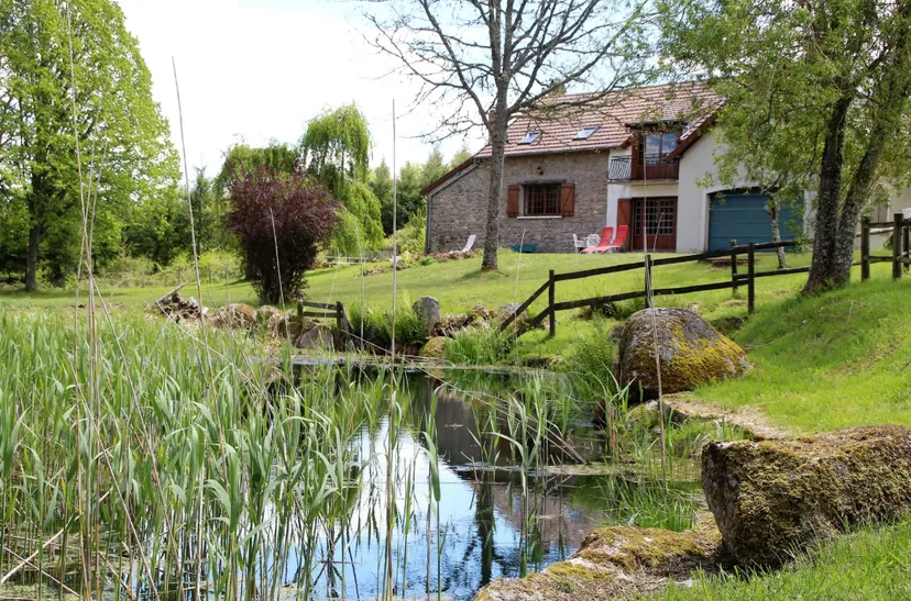 Gîte de pêche en Côte-d’Or pour 12 personnes avec accès à 2 étangs privés de 1,9 ha