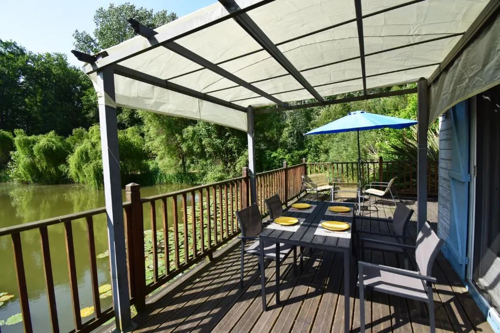 Gîte de pêche avec trois étangs privés sauvages et piscine au cœur du Lot-et-Garonne