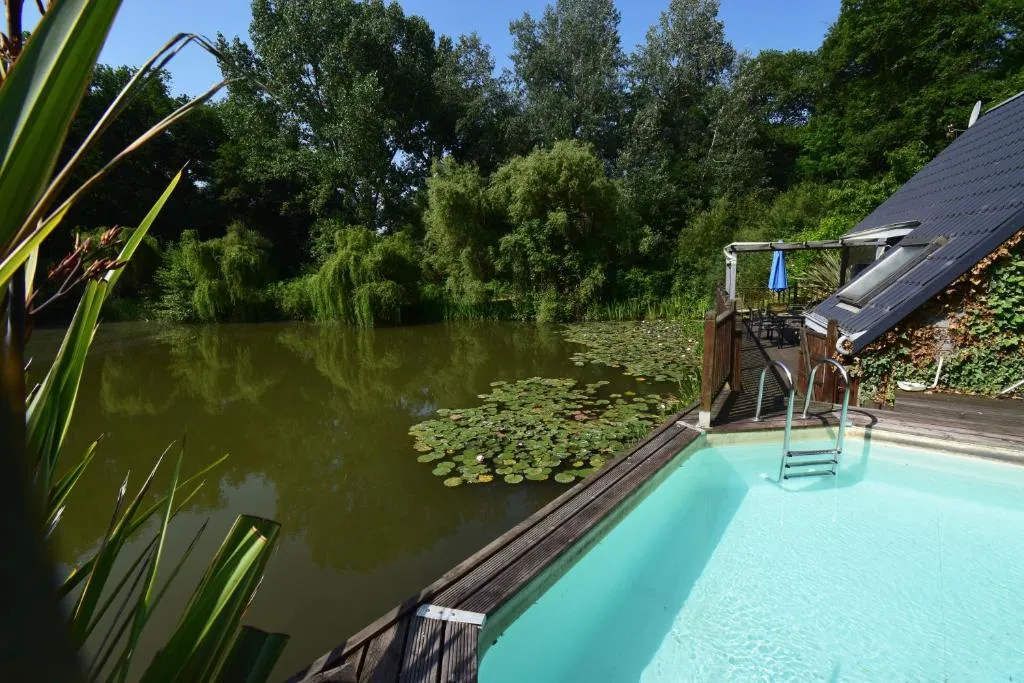 Gîte de pêche avec trois étangs privés sauvages et piscine au cœur du Lot-et-Garonne