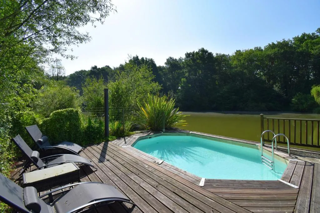 Gîte de pêche avec trois étangs privés sauvages et piscine au cœur du Lot-et-Garonne